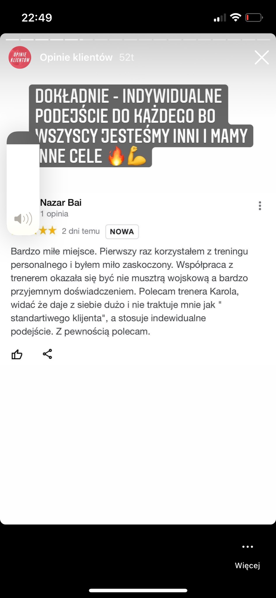Zrzut ekranu recenzji klienta chwalącego indywidualne podejście trenera personalnego, podkreślający brak standardowego traktowania i miłą współpracę.