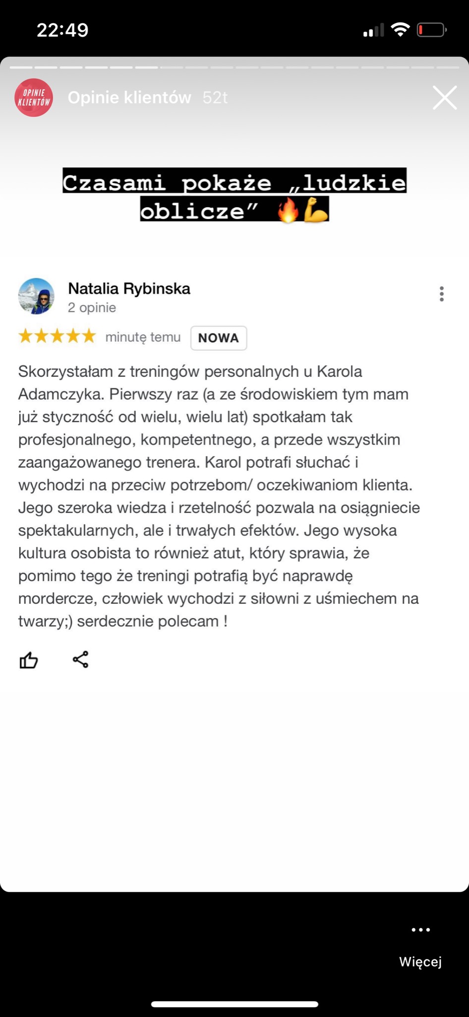 Zrzut ekranu z opinią klientki Natalii Rybinskiej o treningach personalnych u Karola Adamczyka, podkreślający profesjonalizm, zaangażowanie i efekty trenera, z użyciem emotikonów ognia i bicepsa.