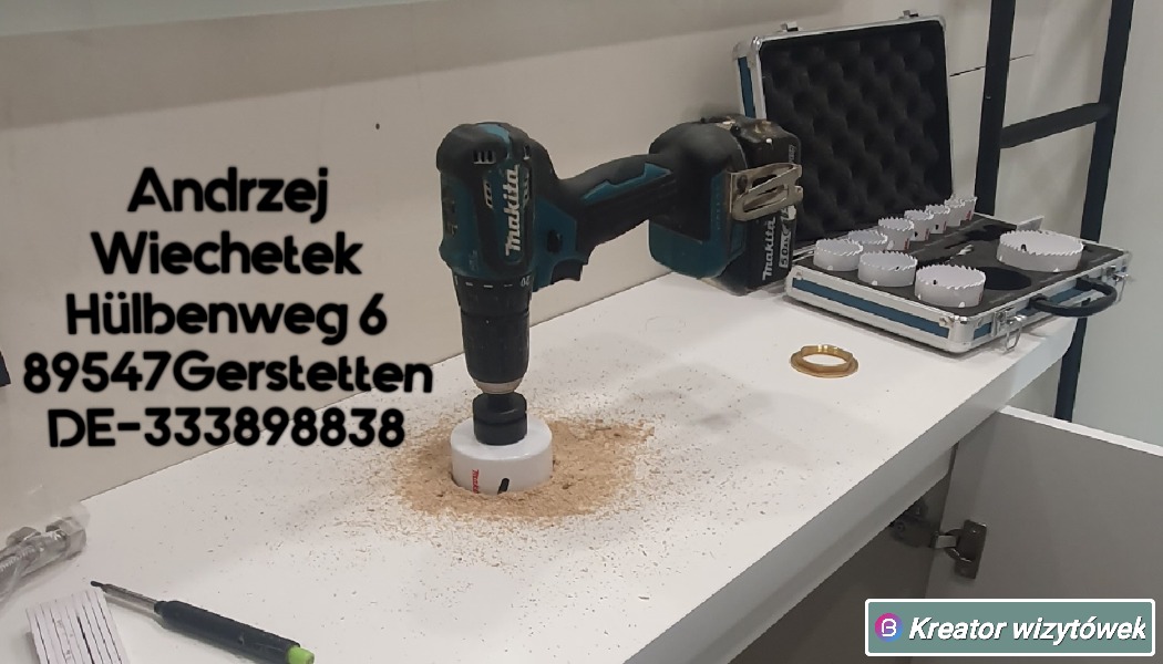 Wiertarka akumulatorowa Makita z otwornicą wierci otwór w białym blacie, widoczne wióry, zestaw otwornic w aluminiowej walizce i dane kontaktowe firmy na ścianie.