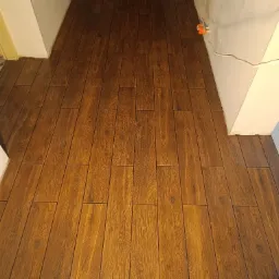 Wykonanie płytek drewnopodobnych w korytarzu