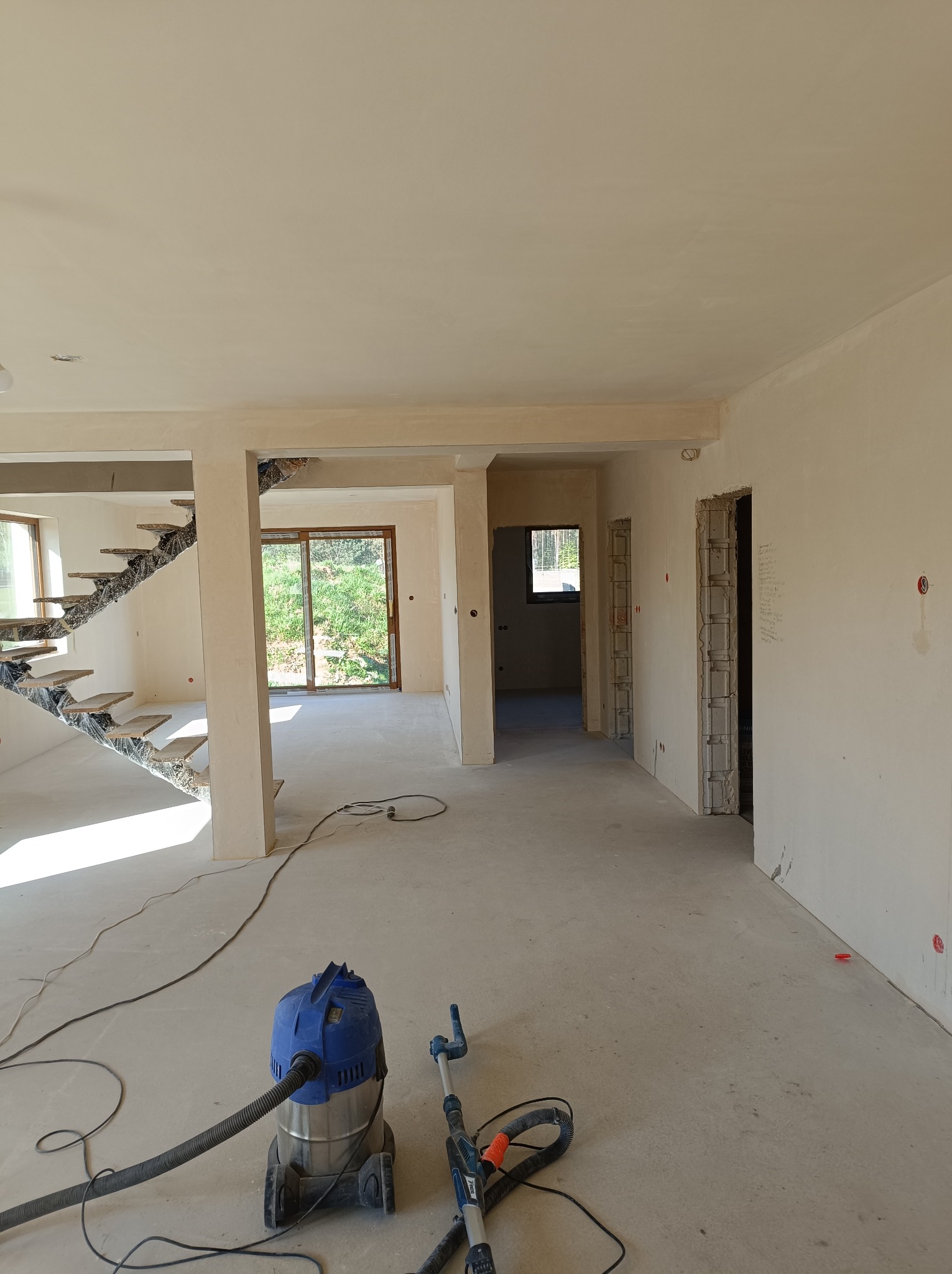 Szpachlowanie ścian szlifowanie maszynowe gotowe pod malowanie