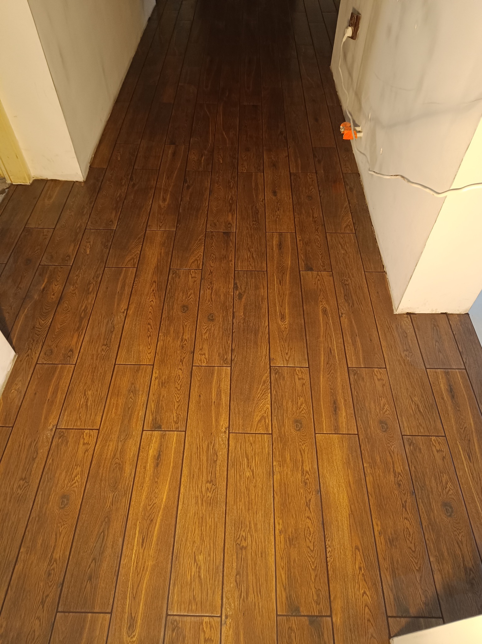 Wykonanie płytek drewnopodobnych w korytarzu