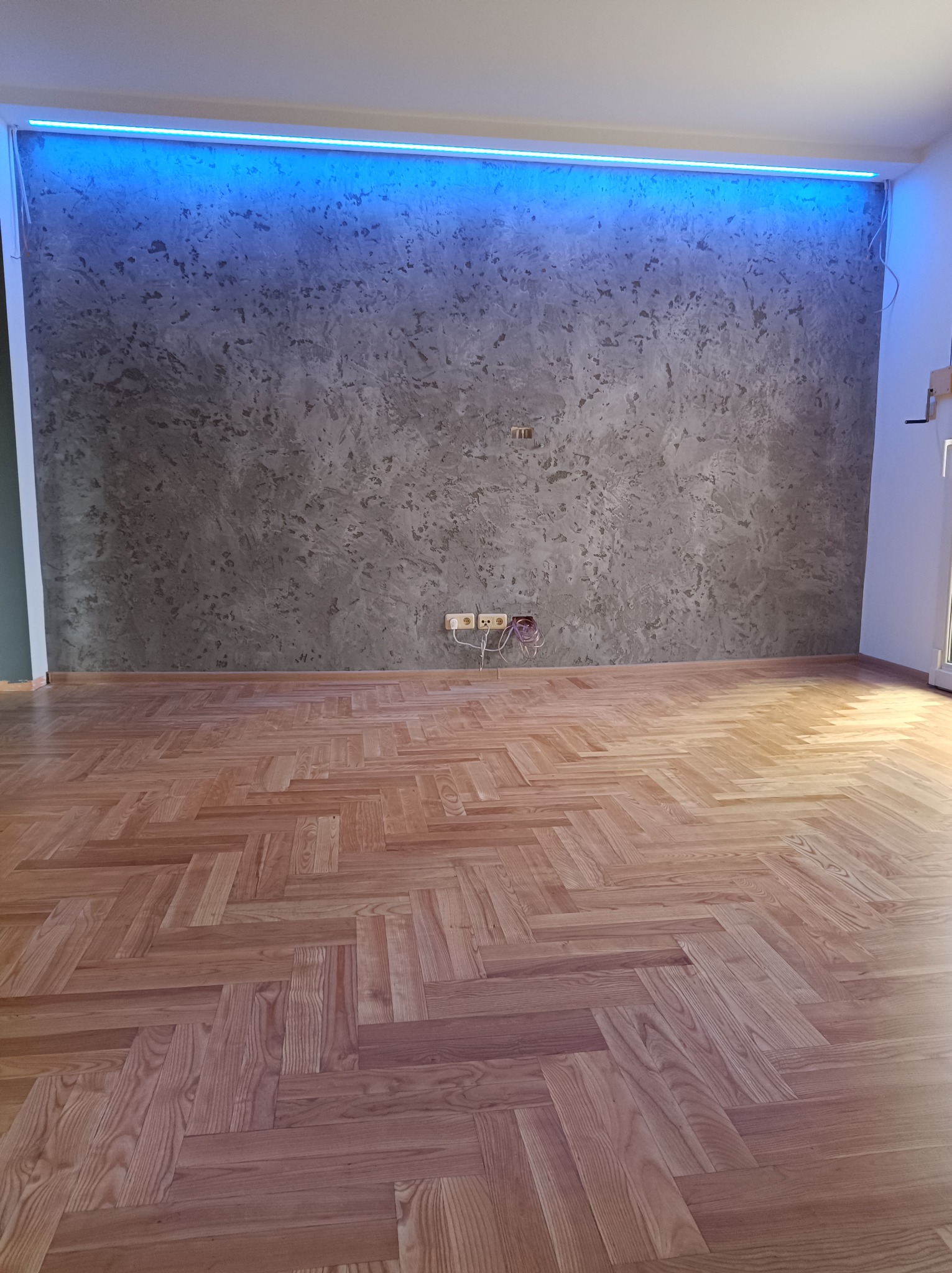 Wykonanie półki z led betonu architektonicznego na ścianie oraz cyklinowanie parkietu