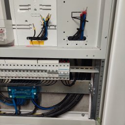 Przygotowanie nowego obwodu pod licznik i ładowarkę do samochodu w garażu podziemnym.  