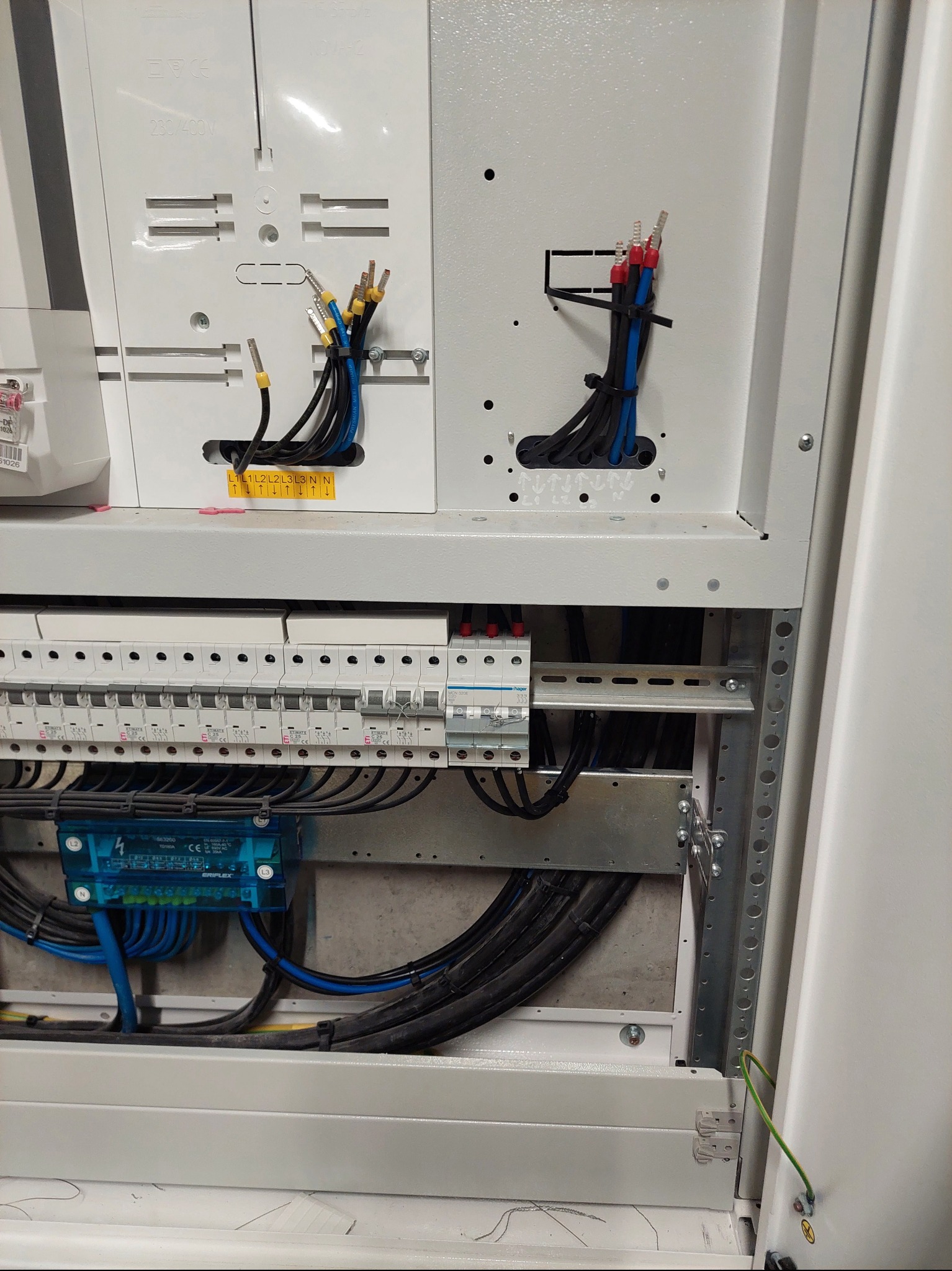 Przygotowanie nowego obwodu pod licznik i ładowarkę do samochodu w garażu podziemnym.