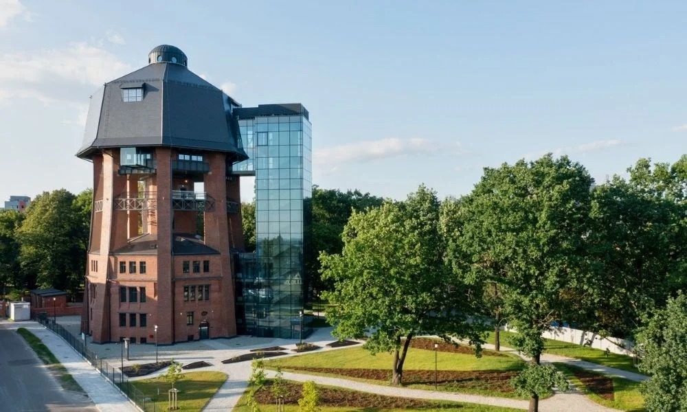 Pielęgnacja drzewostanu na terenach zabytkowych nowej inwestycji w Zabrzu.