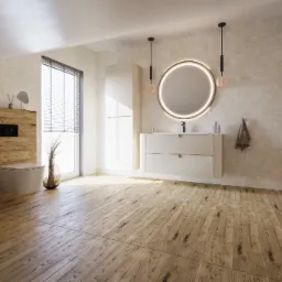 Jasna łazienka z drewnianą podłogą, okrągłym lustrem z podświetleniem LED, wiszącą toaletą z drewnianym panelem i elementami dekoracyjnymi.