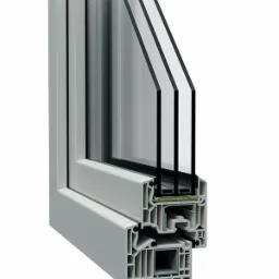 Przekrój poprzeczny okna z tworzywa sztucznego, ukazujący wielokomorową budowę ramy i potrójny pakiet szybowy, na białym tle.