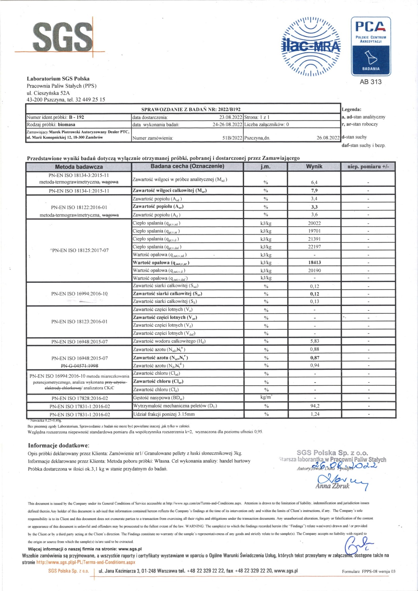 Skan raportu z badań laboratoryjnych biomasy, zawierający dane liczbowe dotyczące zawartości wilgoci, popiołu, siarki, azotu, chloru oraz wartości opałowej i ciepła spalania, z pieczęcią i podpisem...