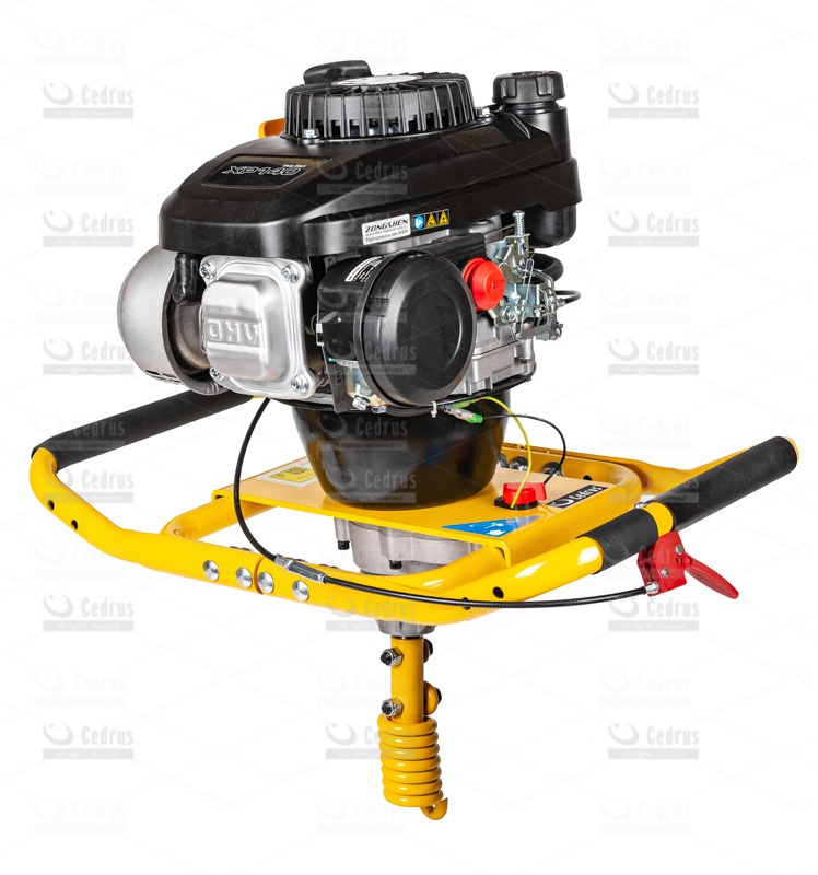 Żółty świder spalinowy Cedrus z silnikiem Zongshen, widok z przodu na białym tle. Sprzęt do wiercenia otworów w ziemi, z uchwytami i sprężyną.