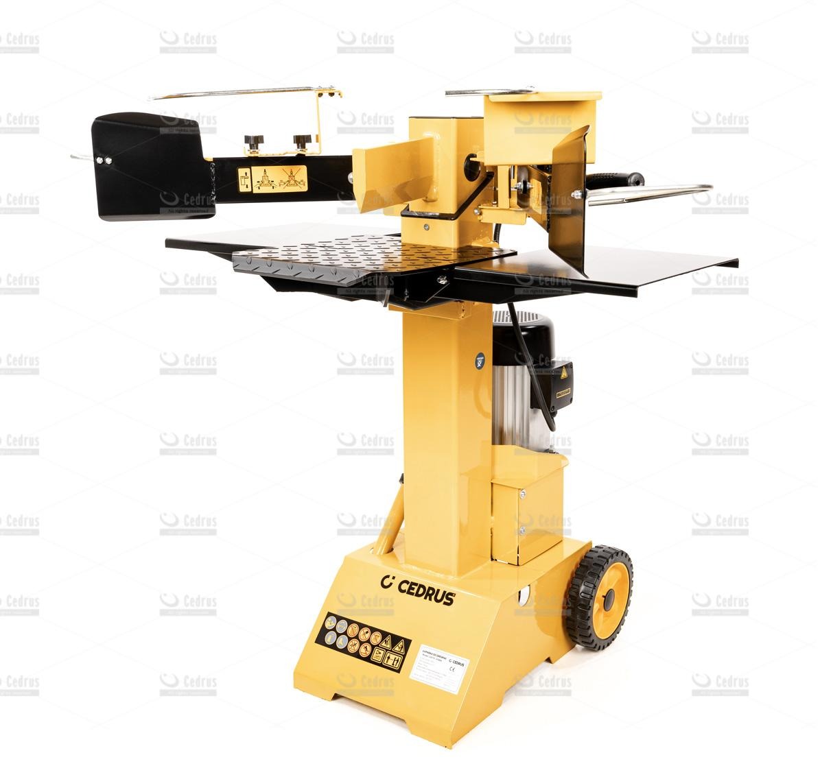 Żółta, elektryczna łuparka do drewna Cedrus na kółkach, z czarnymi elementami, widoczna z przodu na białym tle. Sprzęt do obróbki drewna.