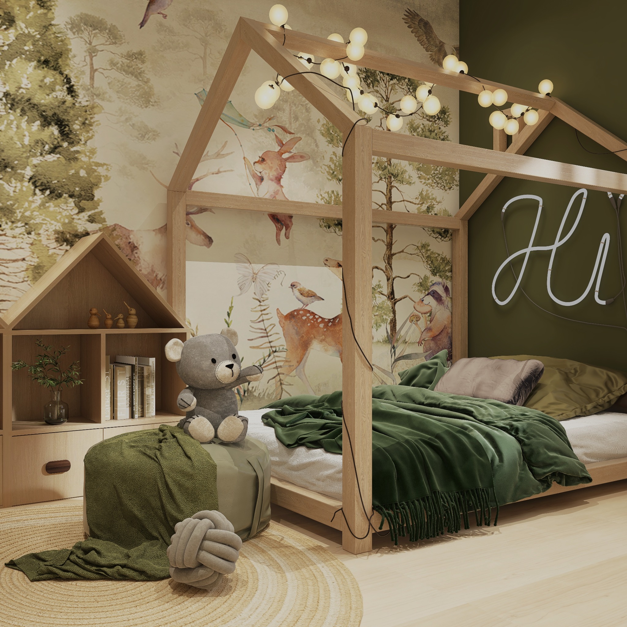 Pokój dziecięcy z łóżkiem w kształcie domku, oświetlonym girlandą żarówek, tapetą w leśne zwierzęta i pluszowym misiem siedzącym na pufie obok niskiej szafki z książkami.