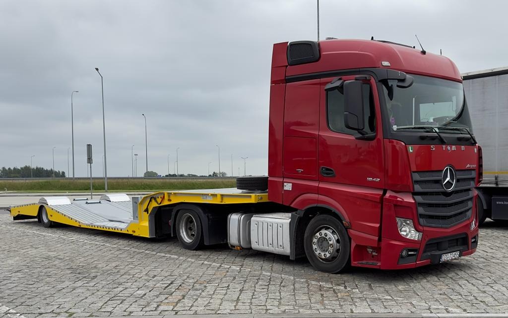 Naczepa niskopodwoziowa do przewozu ciągników siodłowych i innych pojazdów ponad normatywnych.