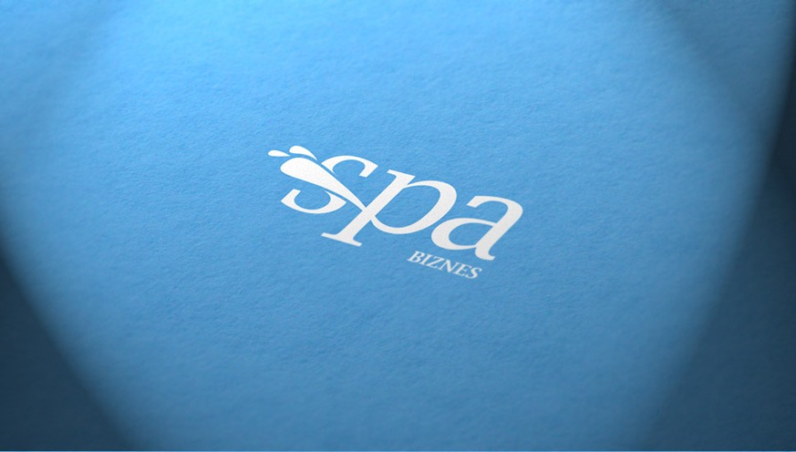 Białe logo 'spa BIZNES' na teksturowanym, jasnoniebieskim tle, z efektem cienia po prawej stronie.