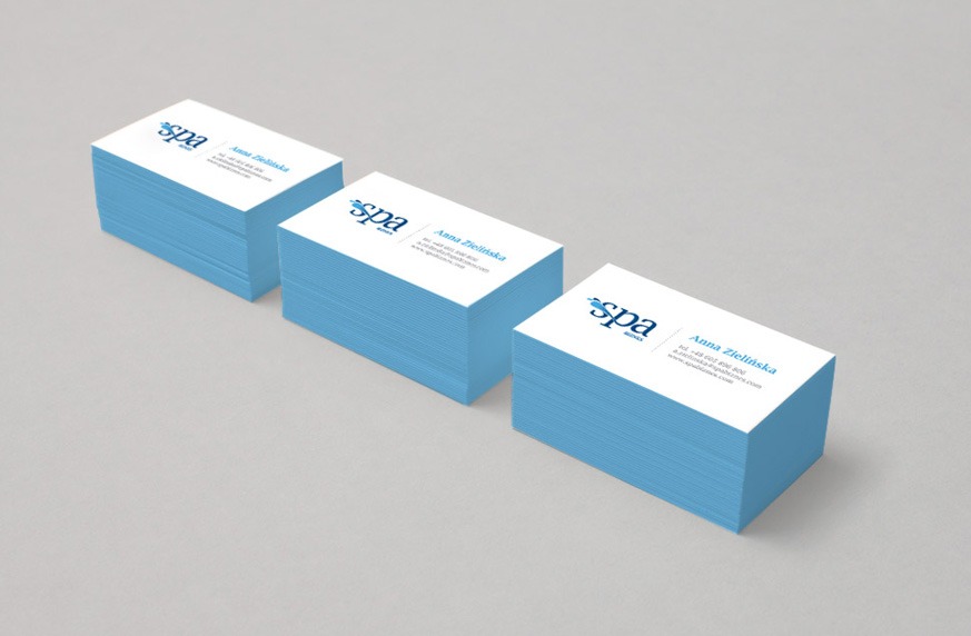Trzy stosy wizytówek z logo SPA w odcieniach błękitu na białym tle, skierowane ukośnie w lewo.
