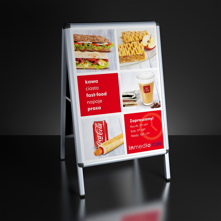 Dwustronny potykacz reklamowy z grafikami przedstawiającymi ofertę kawiarni: kanapki, ciasta, napoje, kawę, hot doga i informacje o godzinach otwarcia inmedio Cafe.
