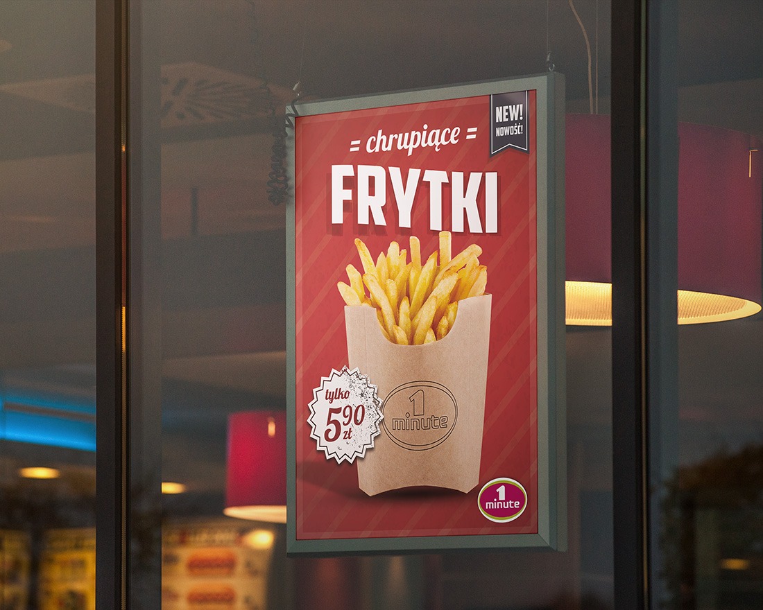 Wiszący plakat reklamowy z grafiką frytek w papierowej torebce, promocyjną ceną 5.90 zł i napisem 'chrupiące frytki' w oknie lokalu gastronomicznego.