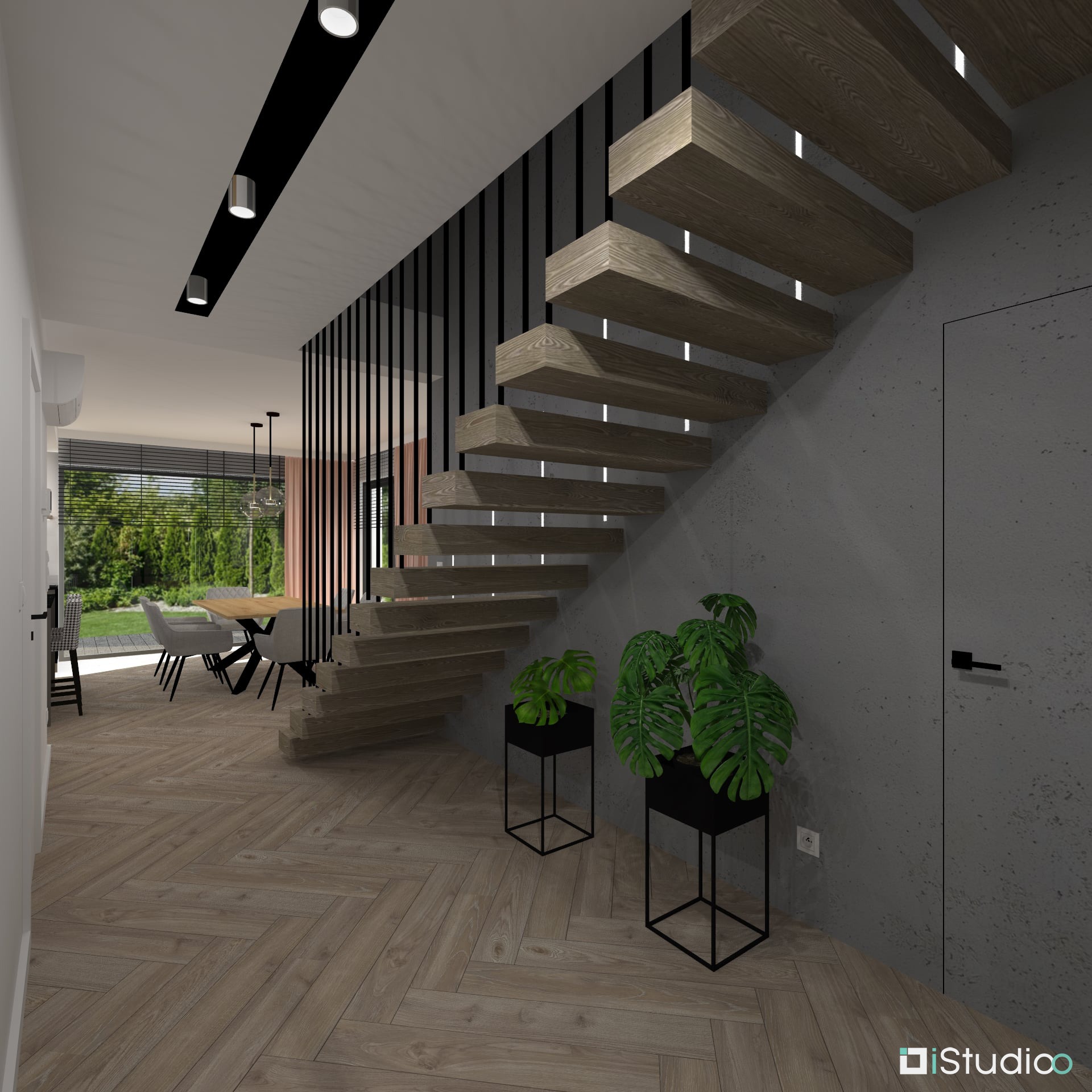 Wnętrze z drewnianymi schodami wspornikowymi z podświetleniem, czarnymi barierkami z pionowych prętów i dwiema roślinami Monstera w czarnych donicach na metalowych stojakach, parkiet w jodełkę...