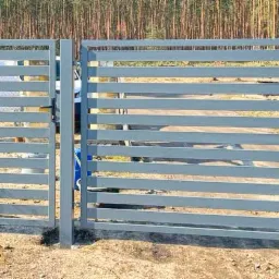 Produkujemy pełne ogrodzenia wraz z bramami, furtkami. Różnorodne wzronictwo, kolorystyka.