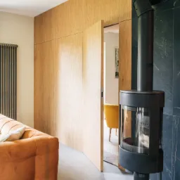 Zabudowa ściany z drzwiami ukrytymi, naturalny fornir dębowy.