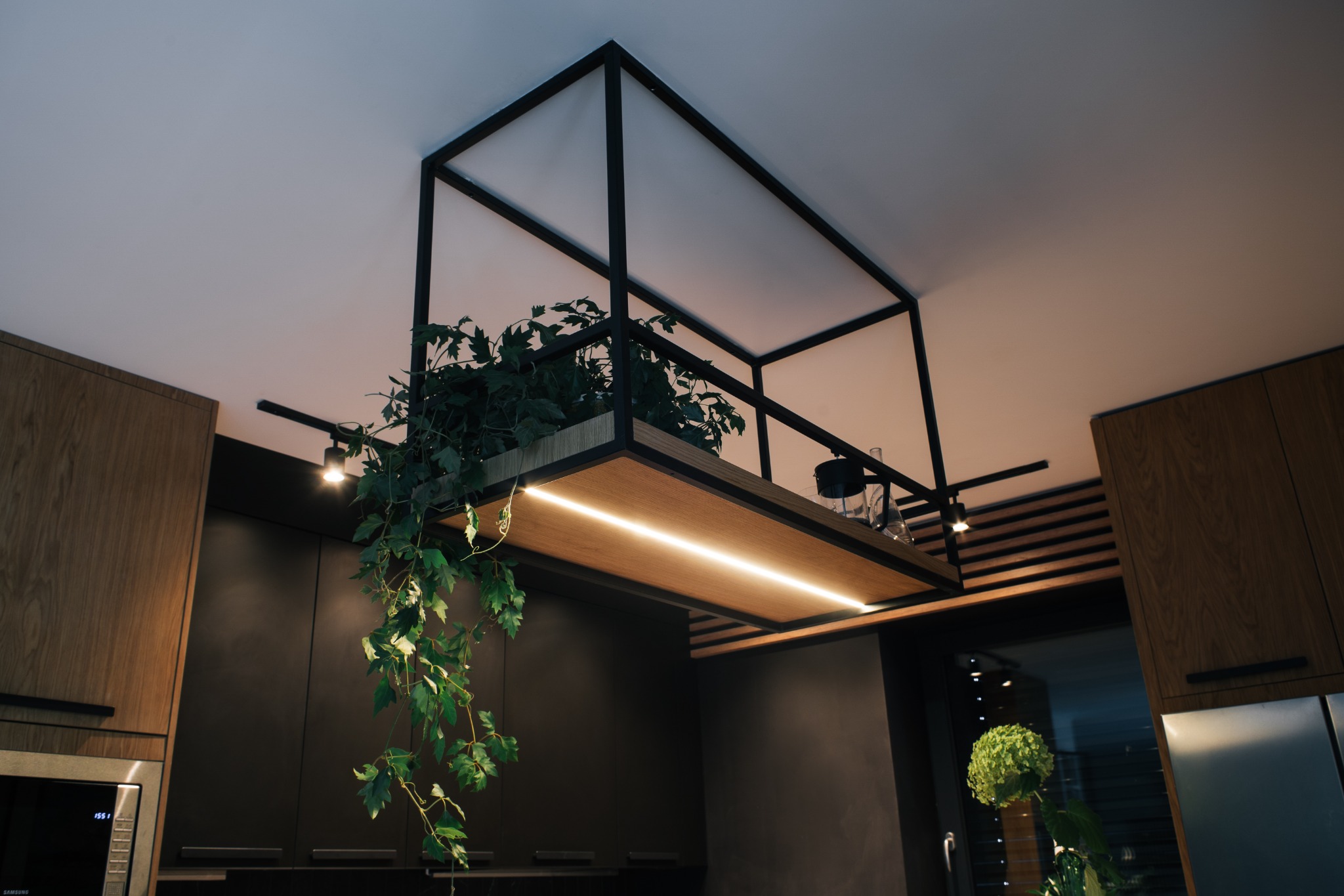 Półka nad wyspę z oświetleniem LED.