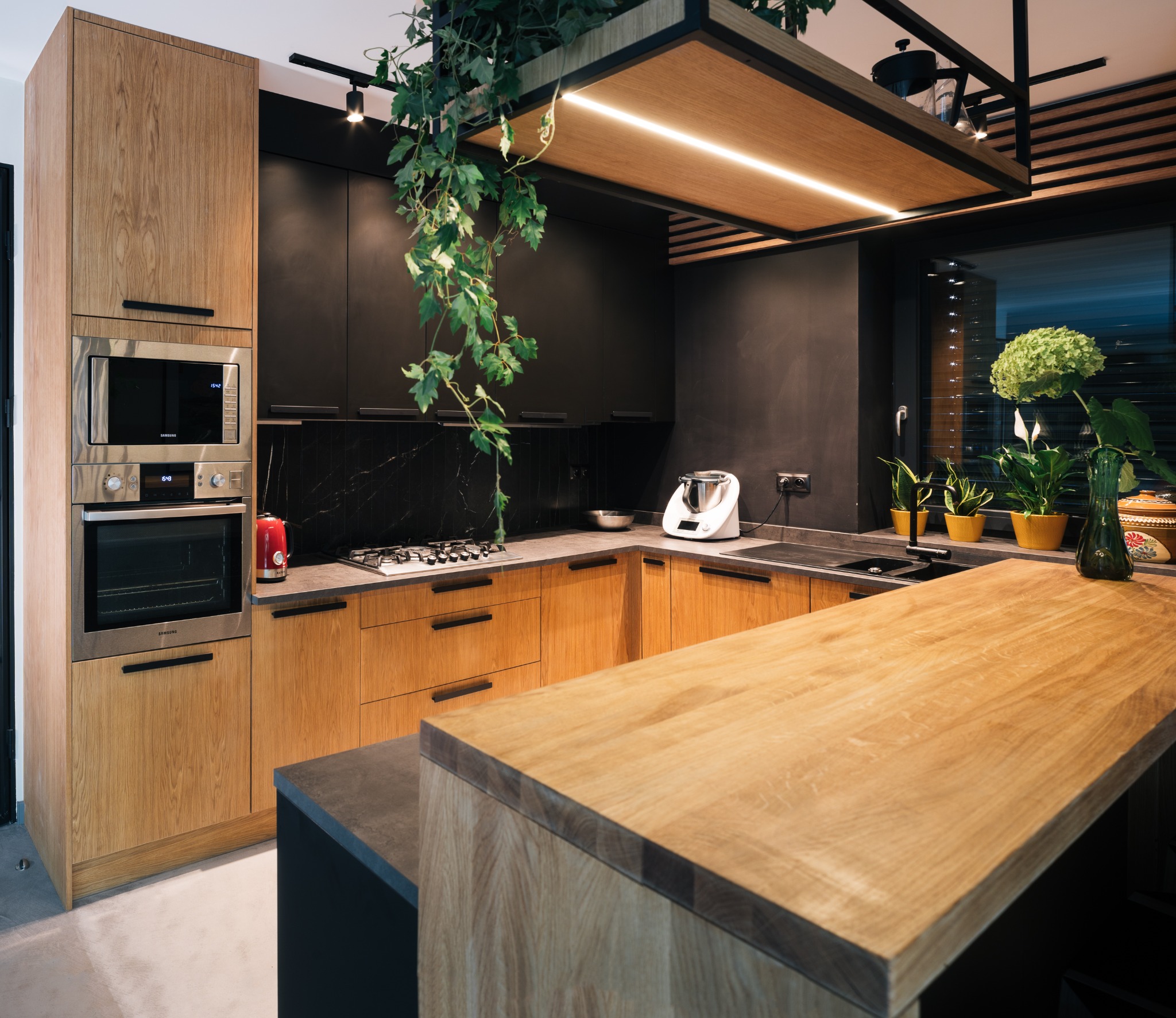 Nadstawka nad wyspę z dębu litego pokrytego woskiem olejnym.