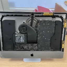 Wymiana wyświetlacza i dysku w iMAC.