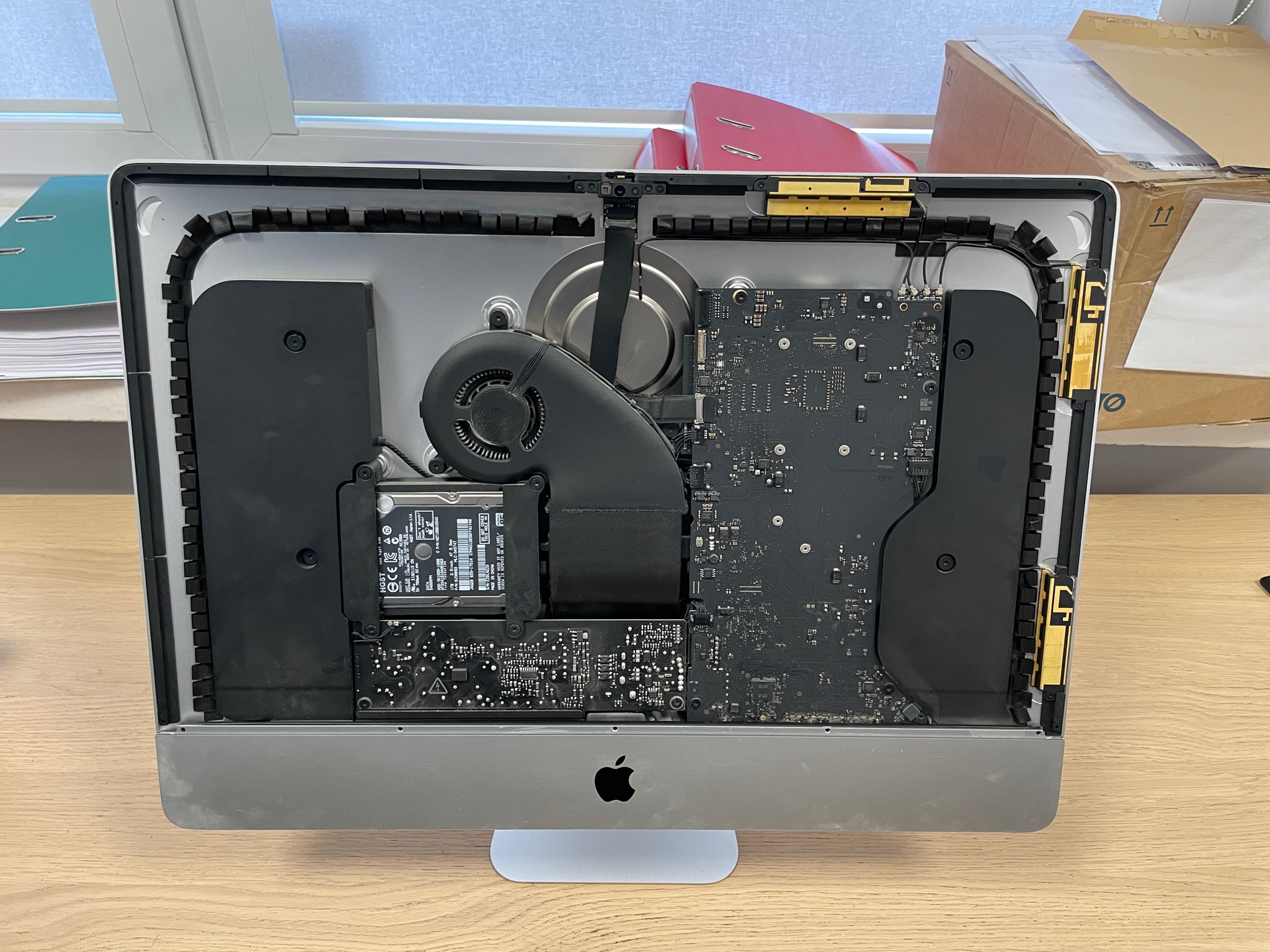 Wymiana wyświetlacza i dysku w iMAC.