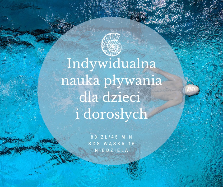 Mężczyzna w czepku pływackim płynie stylem dowolnym w basenie z błękitną wodą, widok z góry, okrągła nakładka z tekstem reklamowym.