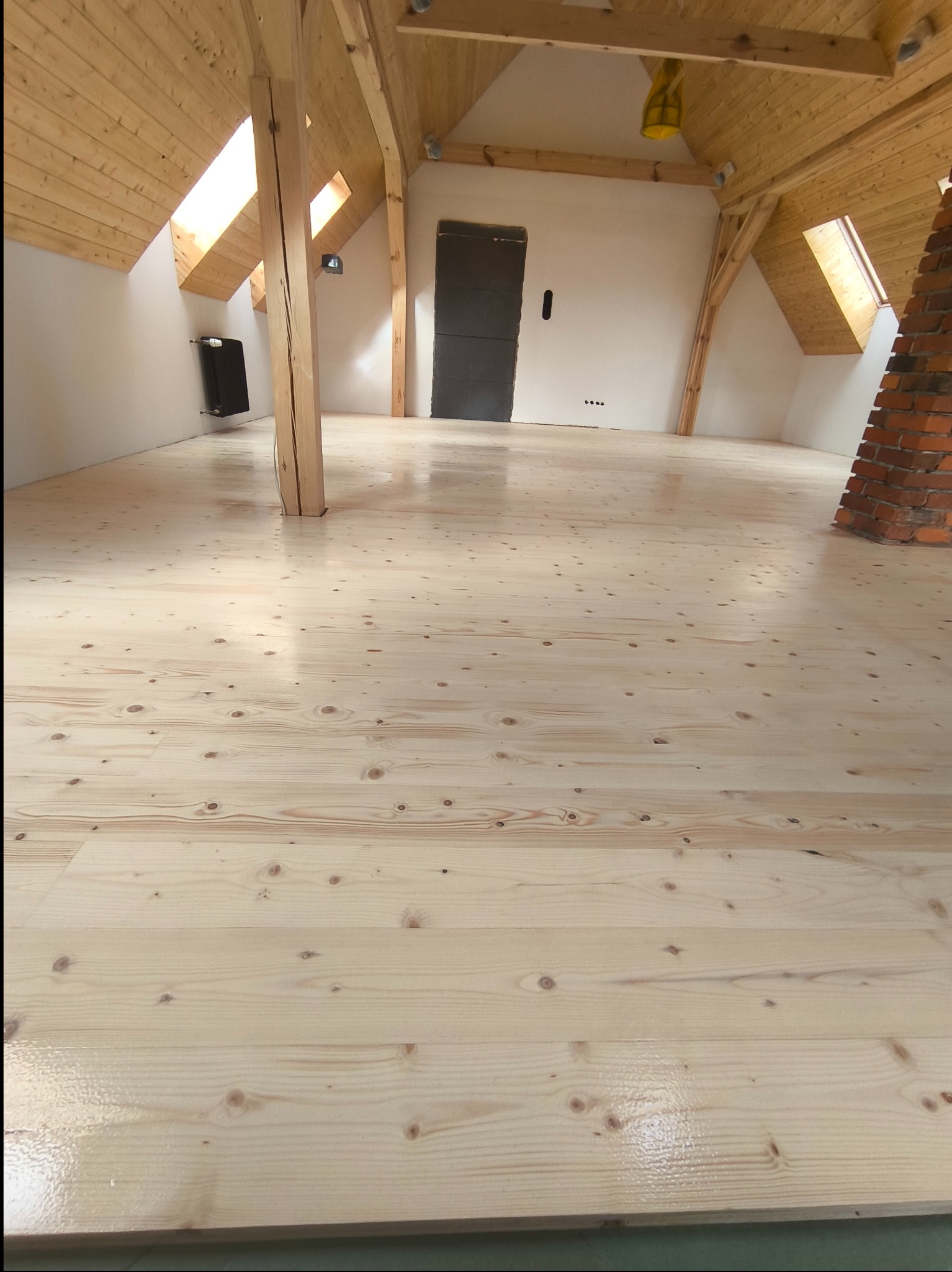 Efekt świeżego drewna na podłodze świerkowej