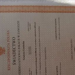 Skan świadectwa potwierdzającego kwalifikacje zawodowe Grażyny Gozdeckiej jako opiekuna medycznego, z datą wydania 26 sierpnia 2016 w Gdańsku, z wynikiem 96% z egzaminu praktycznego.
