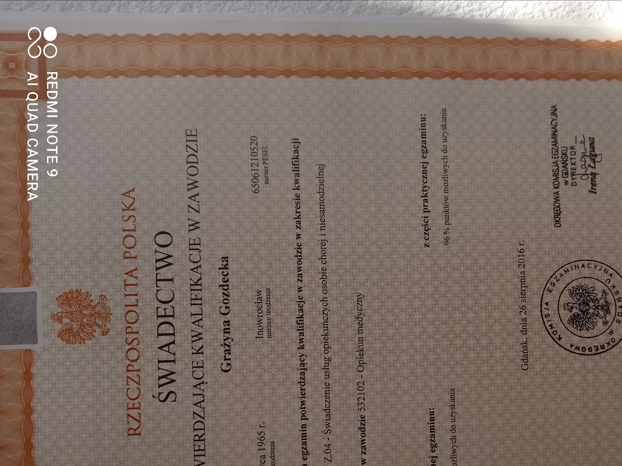 Skan świadectwa potwierdzającego kwalifikacje zawodowe Grażyny Gozdeckiej jako opiekuna medycznego, z datą wydania 26 sierpnia 2016 w Gdańsku, z wynikiem 96% z egzaminu praktycznego.