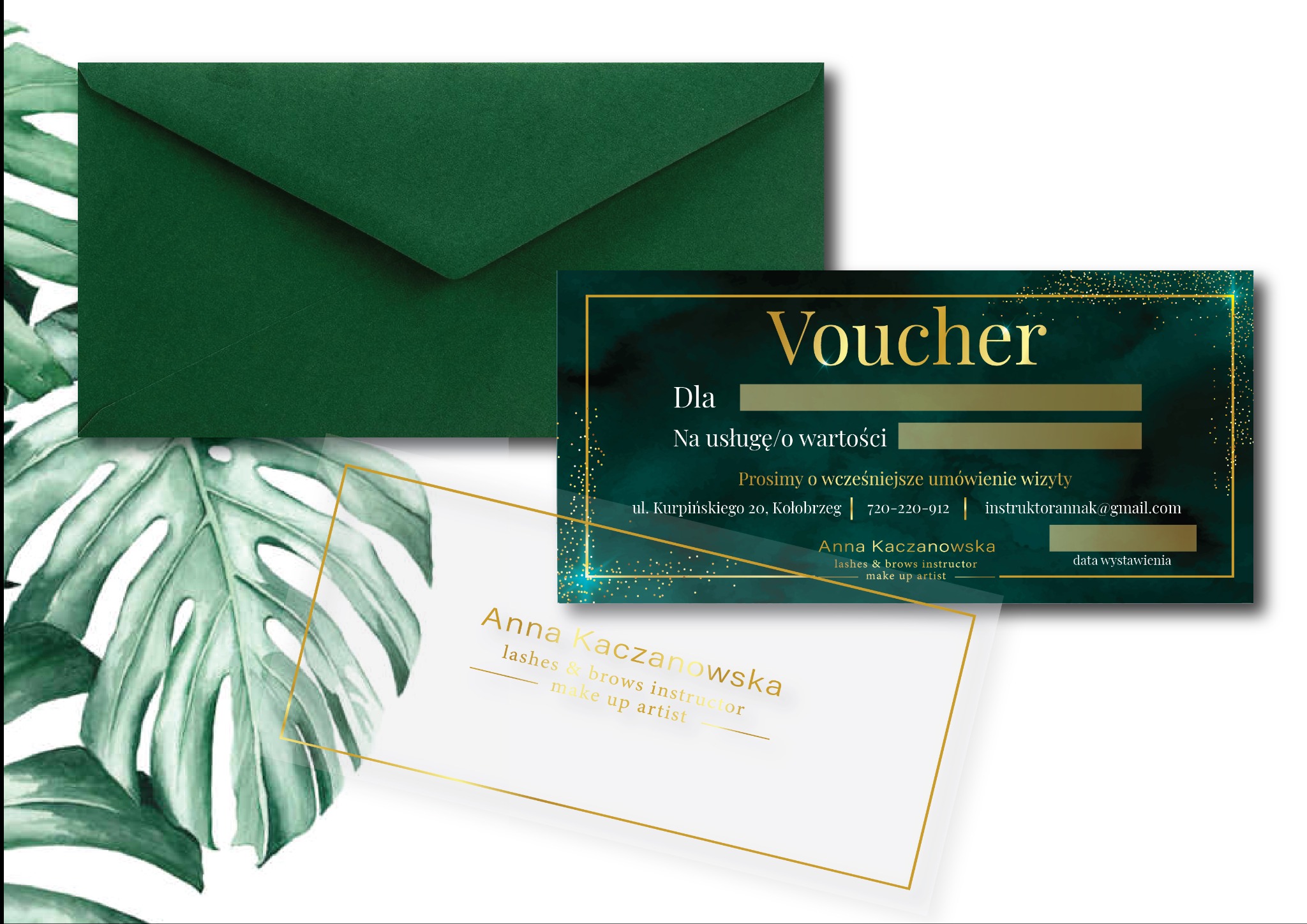 Elegancki zielony voucher i koperta na tle akwarelowych liści monstery, prezentujący ofertę usług kosmetycznych, takich jak stylizacja brwi i rzęs.