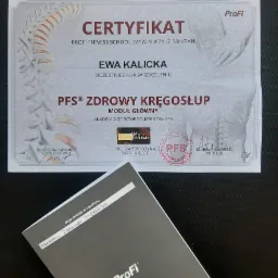 Certyfikat ukończenia szkolenia 'Zdrowy Kręgosłup' Akademii Zdrowego Kręgosłupa, wydany przez Profi Fitness School dla Ewy Kalickiej, leżący obok notatnika z dopiskiem 'Moje notatki ze szkolenia...
