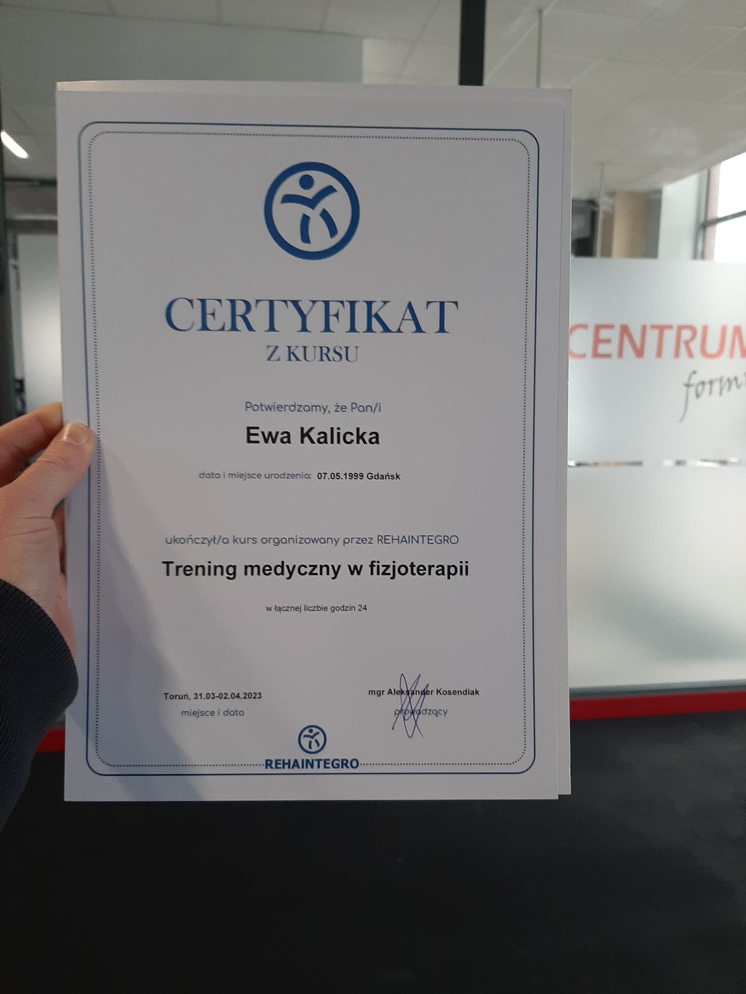 Certyfikat ukończenia kursu 'Trening medyczny w fizjoterapii' dla Ewy Kalickiej, wydany przez Rehaintegro w Toruniu, data 31.03-02.04.2023, podpisany przez mgr. Aleksandra Kosendiaka.