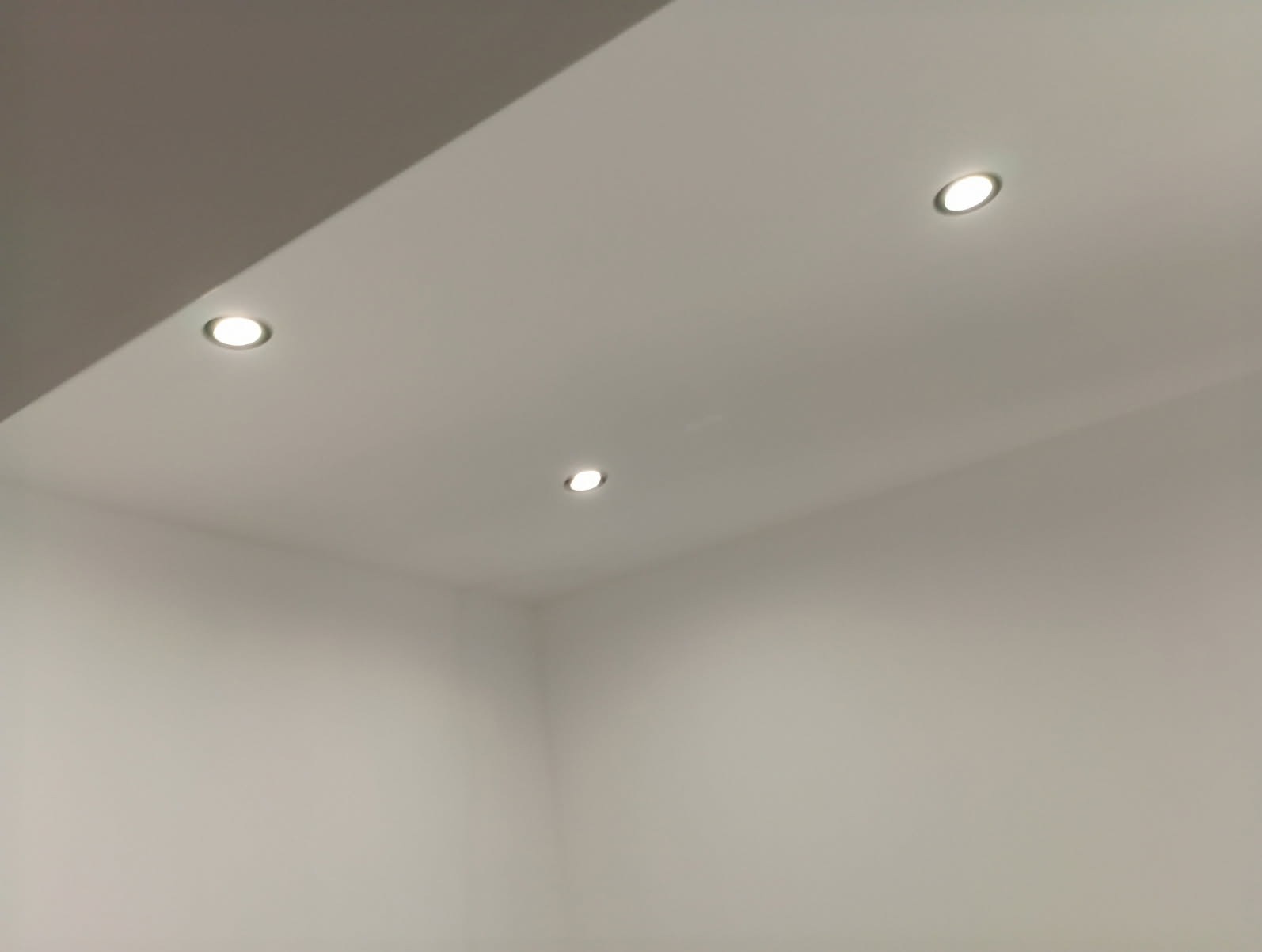 Podwieszany Sufit, plytowanie ścian i halogeny