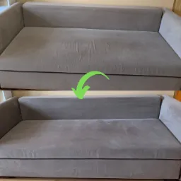 Porównanie sofy przed i po praniu tapicerki, widoczne różnice w czystości materiału i usunięciu plam, zielona strzałka podkreśla efekt.