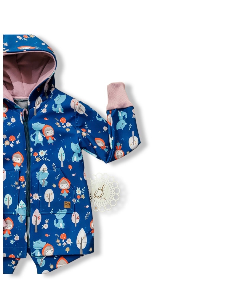 Niebieska kurtka dziecięca z kapturem, wzór w Czerwonego Kapturka i wilki, różowe mankiety i podszewka kaptura, widoczne logo 'Oh Buba'.