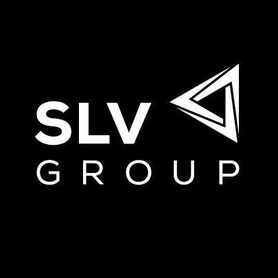 Białe logo SLV GROUP na czarnym tle, z geometrycznym symbolem trójkąta skierowanego w prawo.