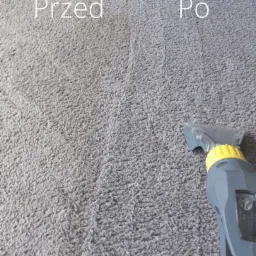 Szary dywan z wyraźnym podziałem na część wyczyszczoną i zabrudzoną, z napisem 'Przed' i 'Po', oraz widocznym fragmentem urządzenia czyszczącego z żółtymi elementami.