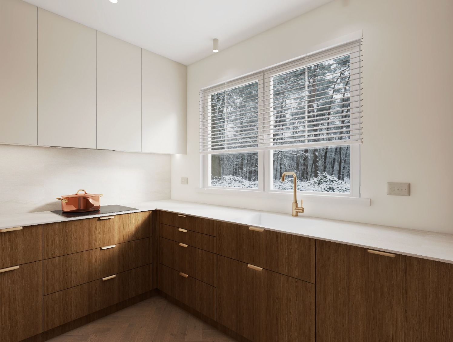 Nowoczesna kuchnia z drewnianymi szafkami, białym blatem i widokiem na zimowy las za oknem. Miedziany garnek na płycie dodaje ciepła minimalistycznemu wnętrzu.