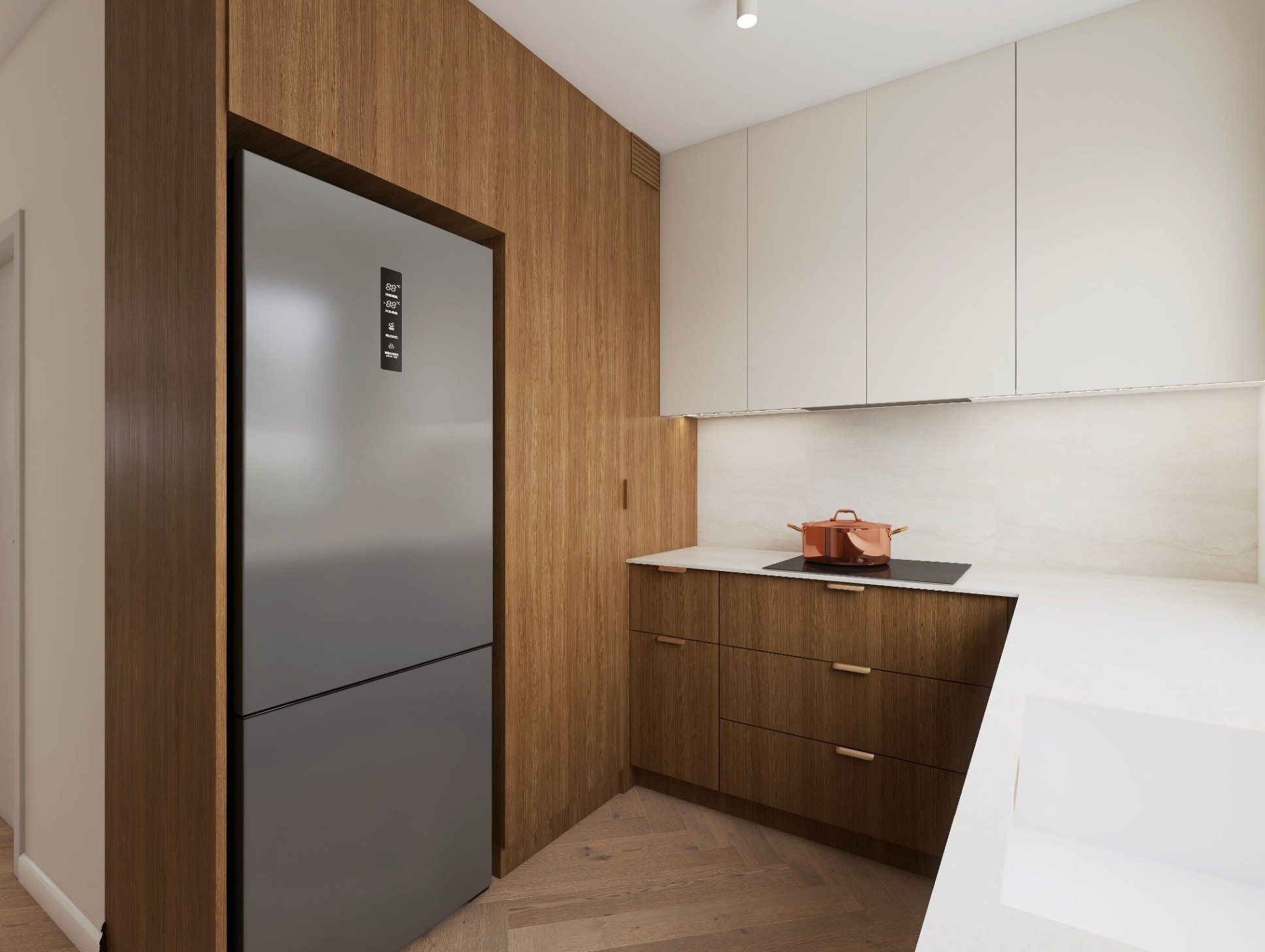 Nowoczesna kuchnia z drewnianymi frontami szafek i białymi górnymi szafkami. Na blacie stoi miedziany garnek. Podłoga wyłożona parkietem w jodełkę.