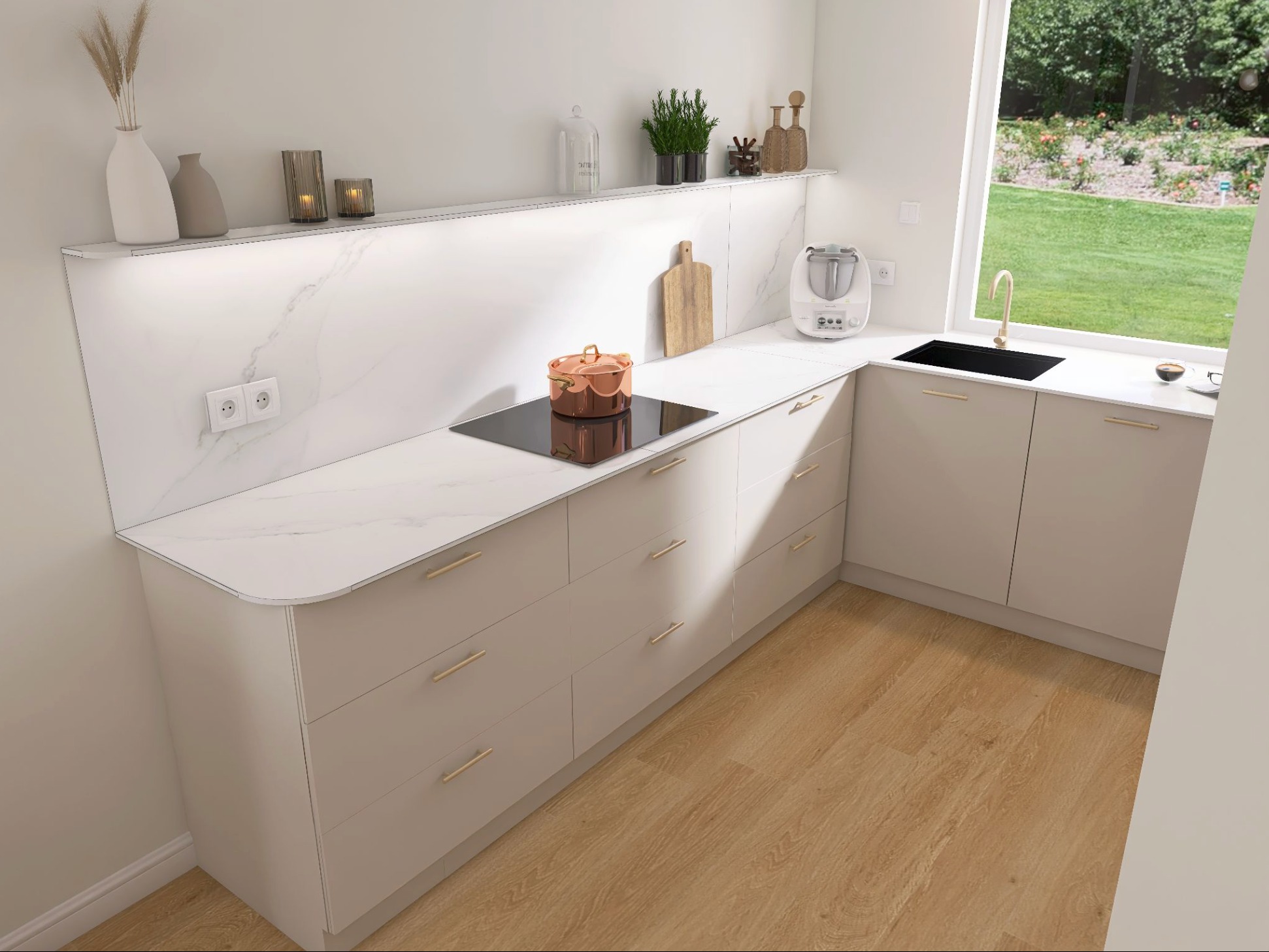 Jasna kuchnia z marmurowym blatem, złotymi uchwytami i widokiem na ogród przez okno. Na blacie stoi miedziany garnek i robot kuchenny.