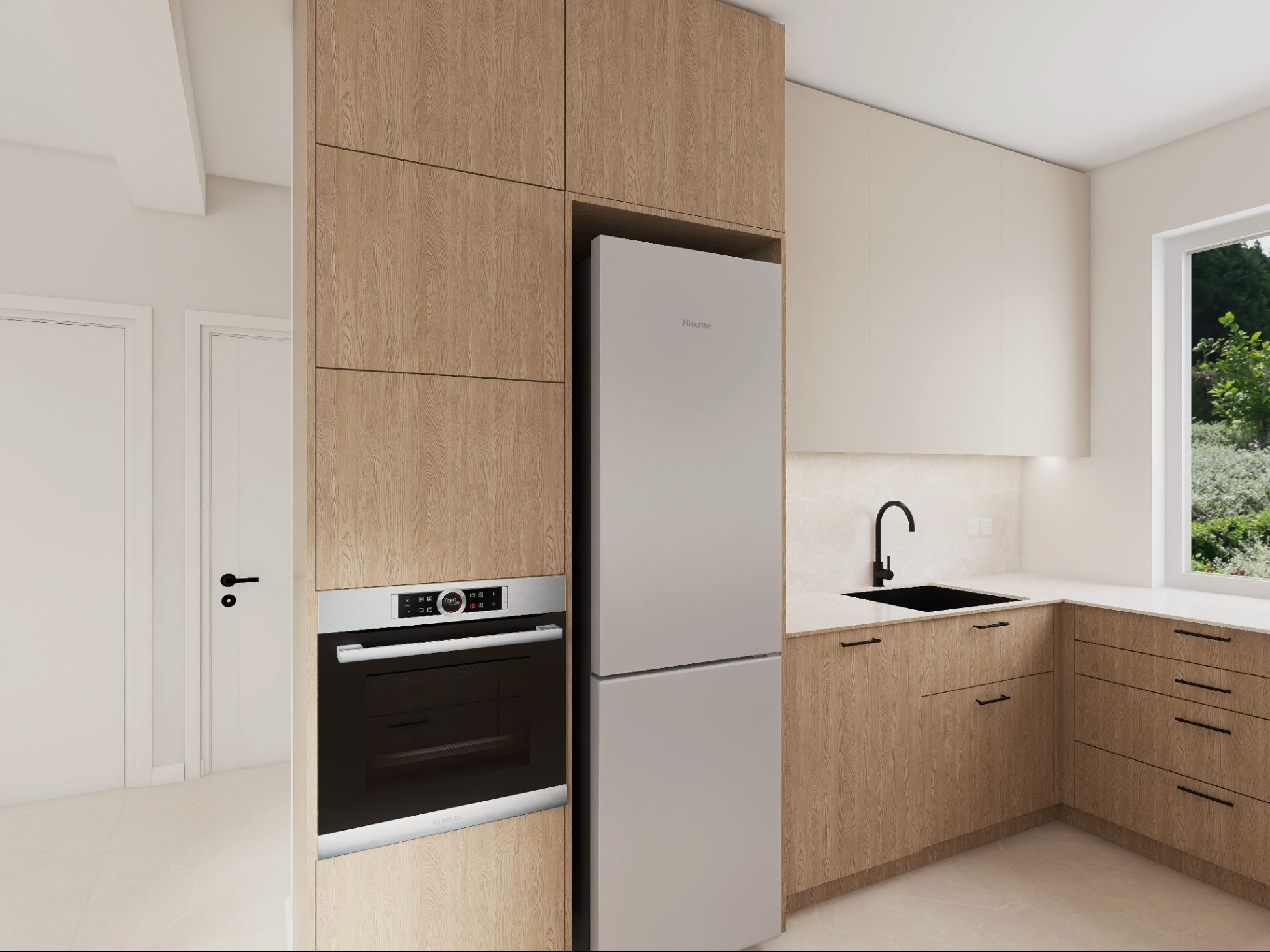 Nowoczesna kuchnia z drewnianymi frontami, białymi szafkami wiszącymi i czarną armaturą. Widoczny piekarnik Bosch i lodówka Hisense. Minimalistyczny design z widokiem na zieleń.