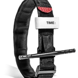 Hubert Sadłocha - Ratownik Medyczny - Czarny staz taktyczny z napisem 'TIME:' na białej taśmie, używany podczas kursów pierwszej pomocy, leżący na białym tle. Sprzęt medyczny.