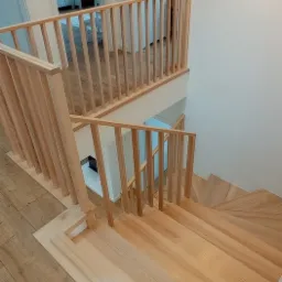 Schody dywanowe, jesion bielony.