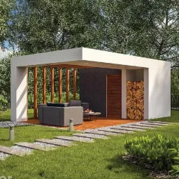 Nowoczesna altana z płaskim dachem i drewnianym tarasem, wyposażona w szarą sofę ogrodową i stolik kawowy, z zapasem drewna opałowego w niszy, otoczona zielonym trawnikiem i ścieżką z płyt.
