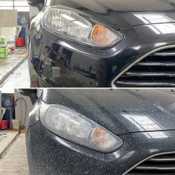 Porównanie stanu reflektora i karoserii czarnego samochodu przed i po umyciu, widoczne wyraźne różnice w czystości i połysku.