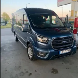 Niebieski Ford Transit z otwartymi drzwiami pasażera stoi na stacji benzynowej Shell V-Power, widoczna tablica rejestracyjna DL 7698E.
