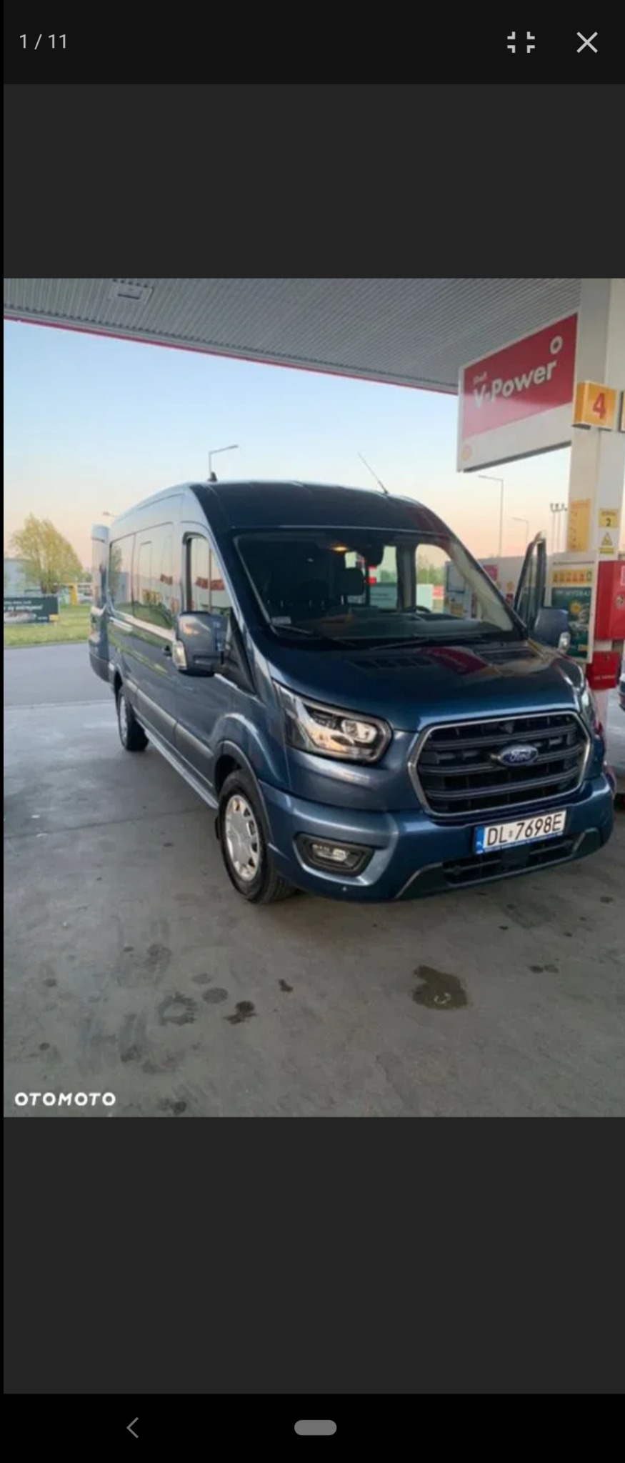 Niebieski Ford Transit z otwartymi drzwiami pasażera stoi na stacji benzynowej Shell V-Power, widoczna tablica rejestracyjna DL 7698E.